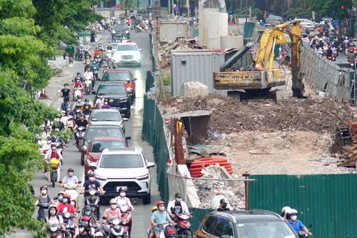 Nắp cống, hố sụt bên cạnh công trường xây dựng cầu vượt ở Hà Nội 'thử thách' tay lái người đi đường