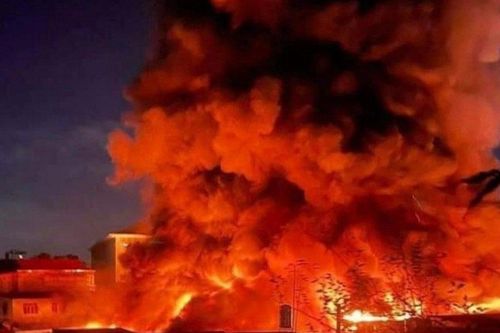Cháy lớn ngùn ngụt trong đêm, 120 gian hàng và 4 ki ốt bị thiêu rụi