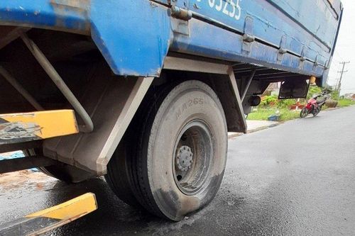 Cà Mau: Vướng dây điện, tài xế và phụ xe bị thương