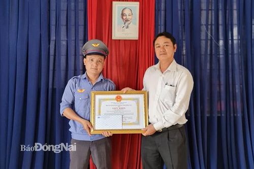 Ban An toàn giao thông tỉnh khen thưởng nhân viên gác chắn dũng cảm
