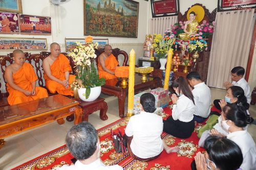 Tổng Lãnh sự Campuchia tại TP.HCM dâng đèn hạ đến chư Tăng chùa Candaransi