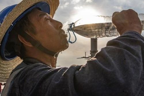 Nắng nóng, lũ lụt khiến hàng chục người chết ở Trung Quốc