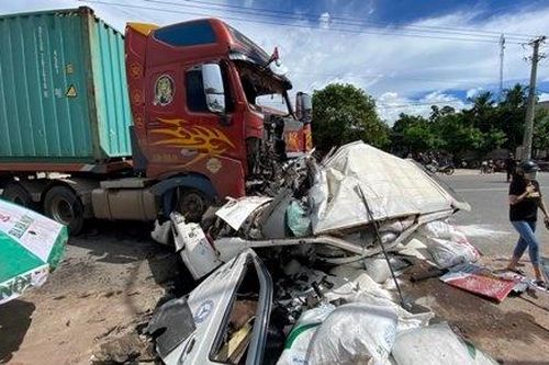 Xe đầu kéo đối đầu ôtô khách, một người tử vong trong cabin