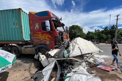 Ô tô đối đầu xe container, một người tử vong