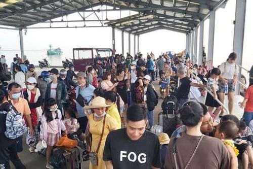 Tàu phà hoạt động trở lại, hành khách chen chân rời đảo Phú Quốc