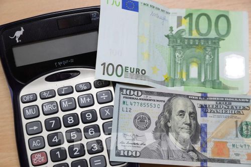 Đồng euro phục hồi sau khi để 'thủng' mức ngang giá với đồng USD