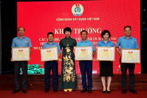 Khen thưởng các tập thể, cá nhân xuất sắc Chương trình '01 triệu sáng kiến - nỗ lực vượt khó, sáng tạo, quyết tâm chiến thắng đại dịch Covid-19'