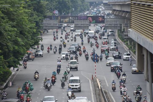 Phương tiện giao thông hỗn loạn, 'lấn lướt' nhau trên đường Nguyễn Trãi