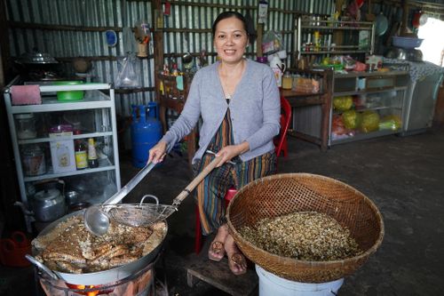 Cận cảnh quy trình làm mắm nhộng ong ngon nức tiếng của Cà Mau
