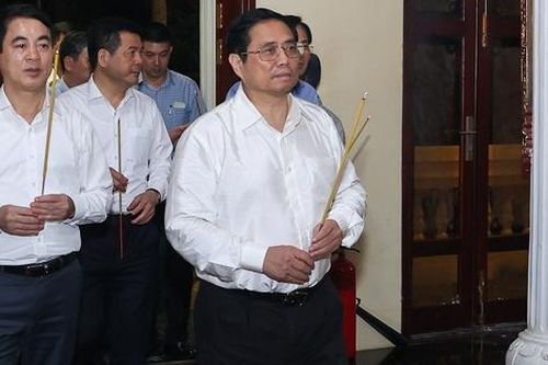 Thủ tướng dâng hương Đền thờ Bác Hồ tại Hậu Giang