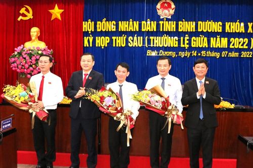 Miễn nhiệm chức danh Ủy viên UBND tỉnh Bình Dương với hai nguyên giám đốc sở