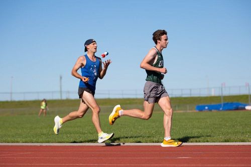 Runner lập kỷ lục Guinness vừa chạy 10km vừa tung hứng bóng