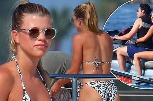 Tình cũ của Justin Bieber diện bikini khoe dáng sexy ở biển