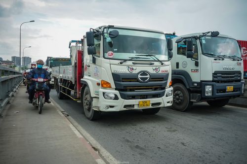 Ùn ứ cầu Phú Mỹ, đoàn xe container nhích từng mét