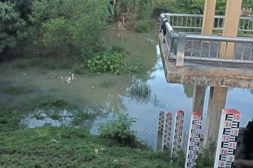 Rủ nhau đi chơi, 2 chị em rơi xuống cống nước tử vong