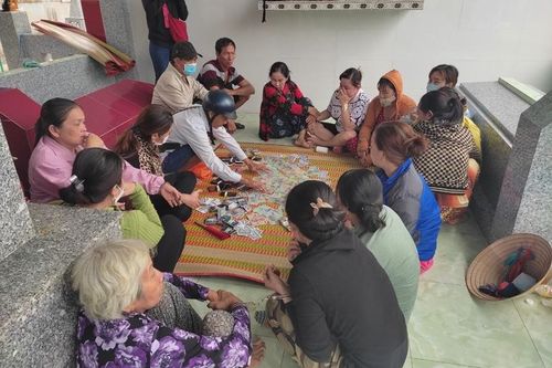 Bắt quả tang nhóm 'quý bà miền Tây' tụ tập đánh bạc trong khu mộ