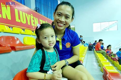 Cổ động viên 'nhí' 'truyền lửa' cho vận động viên thi đấu môn Cầu lông