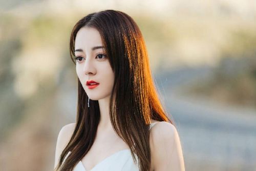 Địch Lệ Nhiệt Ba tiết lộ lý do không dám cùng bố mẹ xem phim mình đóng