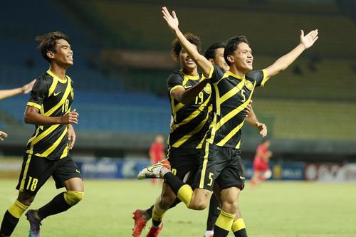 Dứt điểm tệ như Việt Nam, Lào dâng chức vô địch cho Malaysia