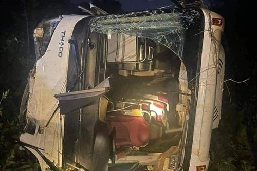 Xe chở khách du lịch lật ở Phú Thọ làm 3 người tử vong
