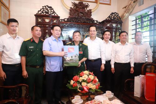 Chủ tịch Quốc hội dự Lễ trao Bằng Tổ quốc ghi công năm 2022 ở Nghệ An