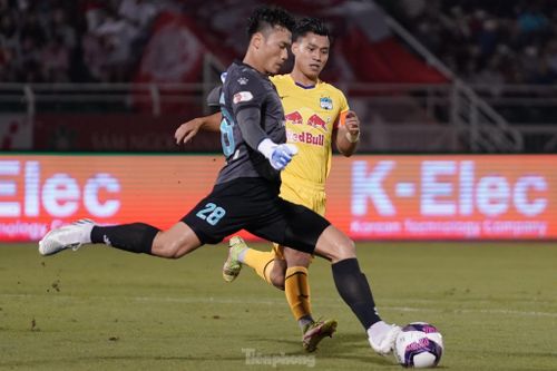 Bùi Tiến Dũng mắc sai lầm, TPHCM thất thủ 0-2 trước HAGL trên sân Thống Nhất