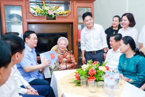 Chủ tịch Quốc hội thăm, tặng quà Anh hùng lực lượng vũ trang nhân dân, Mẹ Việt Nam anh hùng tại Nghệ An