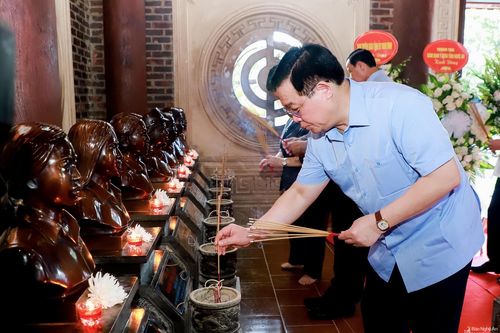 Chủ tịch Quốc hội Vương Đình Huệ tri ân các anh hùng liệt sĩ trên 'tọa độ lửa' Truông Bồn, Ngã ba Đồng Lộc