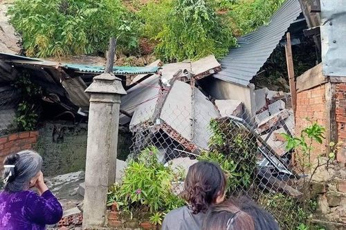 Đắk Lắk: Sạt lở đất gây sập nhà dân, 4 người trong một gia đình nhập viện