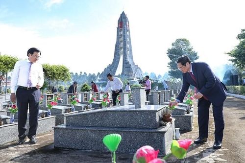 Chùm ảnh: Thủ tướng dâng hương tưởng niệm các anh hùng, liệt sĩ