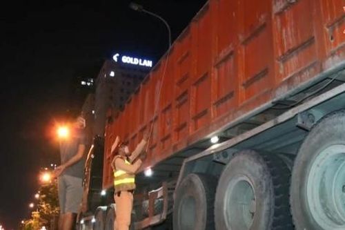 Hết cao điểm sẽ dừng xử lý xe quá tải?