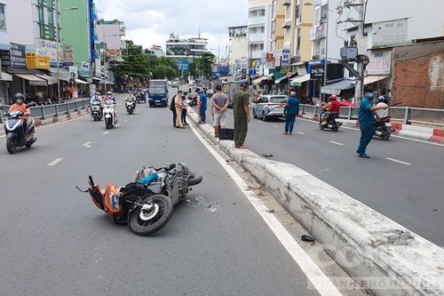Người đàn ông té xe trên cầu Kinh Thanh Đa, bị xe máy tông tử vong