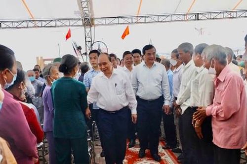 Chủ tịch nước Nguyễn Xuân Phúc thăm và tặng quà cho các gia đình thương binh, liệt sĩ ở Quảng Nam