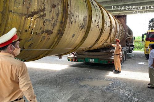 Sử dụng giấy phép lưu hành quá khổ giả để chở hàng quá tải