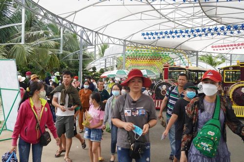 TP Hồ Chí Minh: Các điểm vui chơi, giải trí 'quá tải' dịp cuối tuần