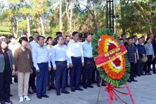 Đoàn công tác Bộ Xây dựng dâng hương tại các nghĩa trang liệt sỹ và tặng quà cho Bà mẹ Việt Nam anh hùng tại Quảng Trị