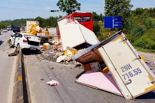 Hiện trường xe đông lạnh đâm 3 ô tô đang dừng đèn đỏ, QL1 ách tắc nhiều giờ