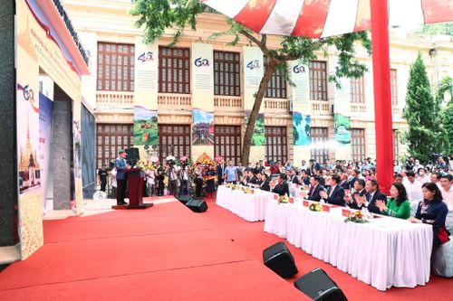 Khai mạc triển lãm 'Quan hệ hữu nghị vĩ đại, đoàn kết đặc biệt Việt Nam-Lào, Lào-Việt Nam'