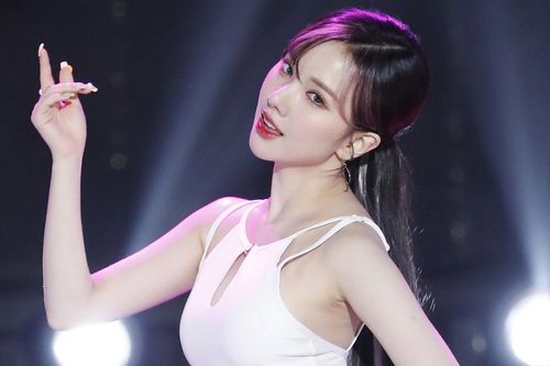 Nữ ca sĩ mặc đồ diễn gây tranh luận