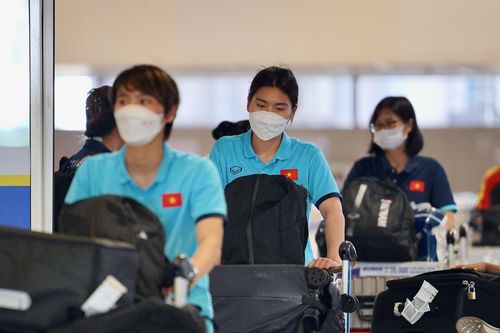 Tuyển nữ Việt Nam lặng lẽ về nước