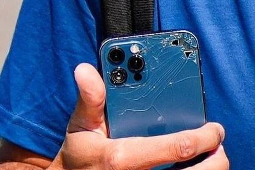 Sao Man City dùng điện thoại vỡ mặt lưng