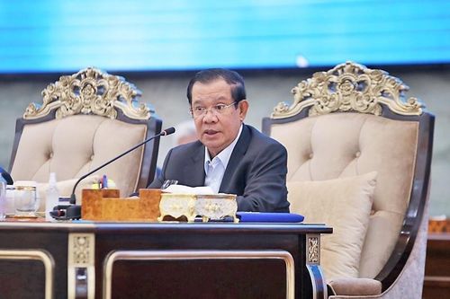 Hai cha con ông Hun Sen được chọn làm ứng viên thủ tướng Campuchia