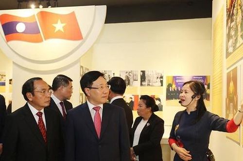 Triển lãm về quan hệ hữu nghị vĩ đại, đoàn kết đặc biệt Việt Nam - Lào