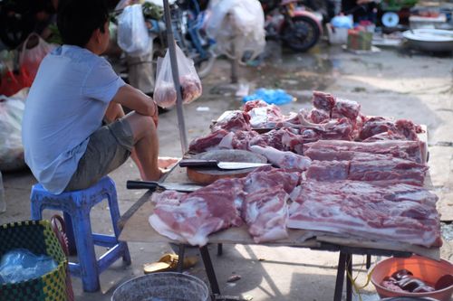 Giá thịt lợn tăng sốc, tiểu thương ế hàng vì sức mua yếu