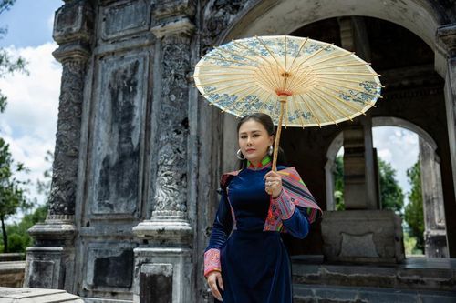 Người đẹp Lý Kim Ngân hóa nàng thơ với áo dài truyền thống tại Huế