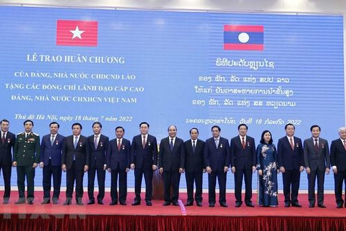 Lãnh đạo Việt Nam nhận Huân chương cao quý của Nhà nước Lào