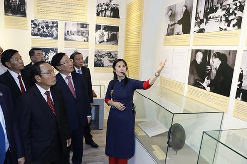Khắc họa quan hệ hữu nghị vĩ đại giữa hai nước Việt Nam - Lào