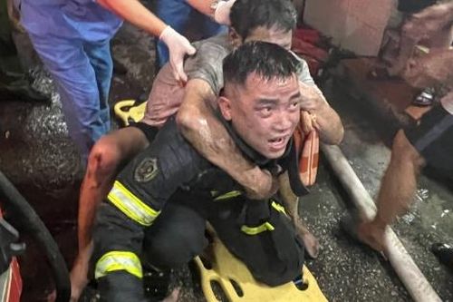Kịp thời giải cứu 4 người trong đám cháy ở Hoàn Kiếm