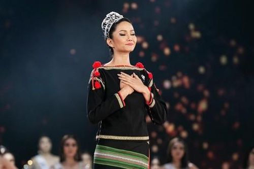 Chỉ từ một câu nói đùa mà Hoa hậu H'Hen Niê vướng phải tranh cãi về trang phục dân tộc