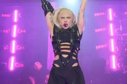 Lady Gaga mặc đồ thủng lỗ